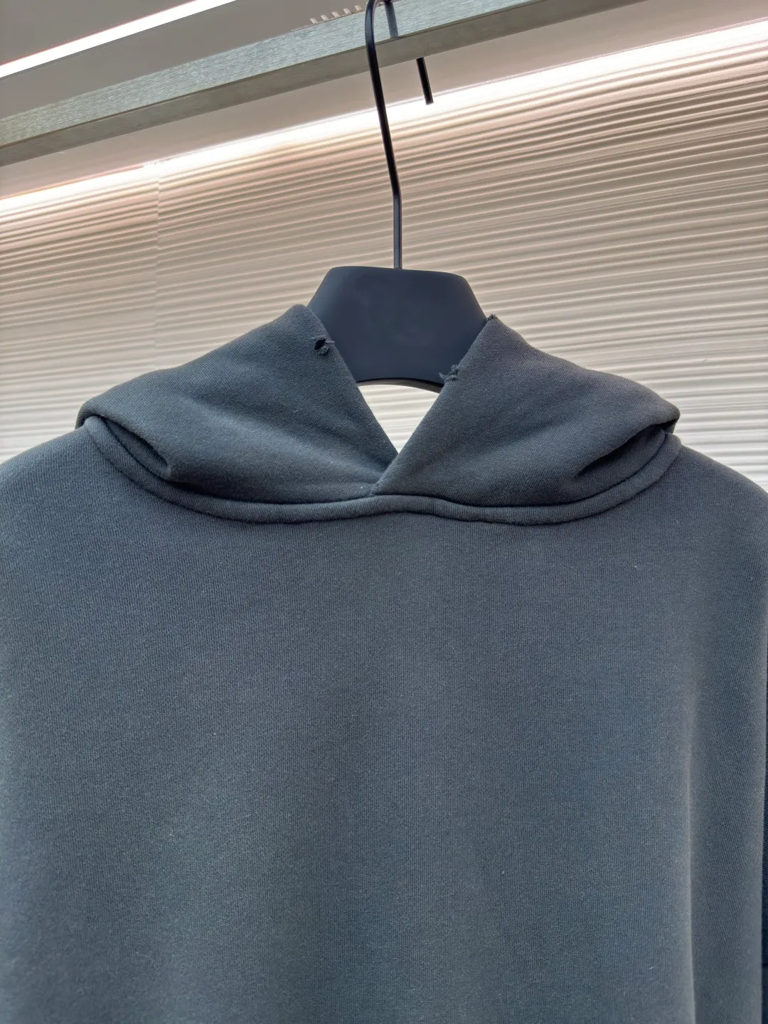 Acne Studios 1996 distressed printed hooded sweatshirt ●Authentic product: purchased and developed by 2179 ●Item number: 1680616-A85 ●Fabric: pure cotton fabric ●Technology: printing production ●Version: loose fit ●Weight: about 980 grams ●Size: S-M-L-XL ●Description: The fabric is made of custom-made pure cotton, washed with distressed and dirty gradient techniques, printed on the back, and the overall wiring is straight and delicate. The fabric is comfortable and soft, with consistent colors and no color difference. It can be matched with the same style to create a fashionable look and control various occasions. Customized accessories, complete with three standards, same style for men and women!